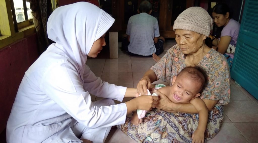 mahasiswa akbid syekh yusuf rangkul dukun bayi guna tekan angka kematian ibu lokal